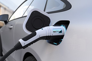 Voiture qui se charge à une borne IRVE
